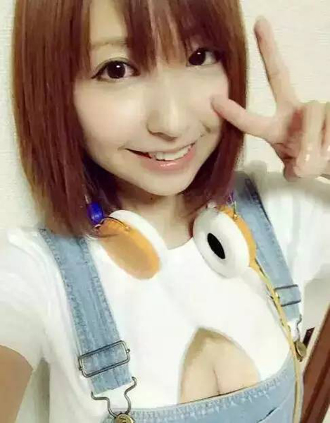 又或者在外面搭一件吊带裤或裙子,会露出上半胸的服装,这就完全