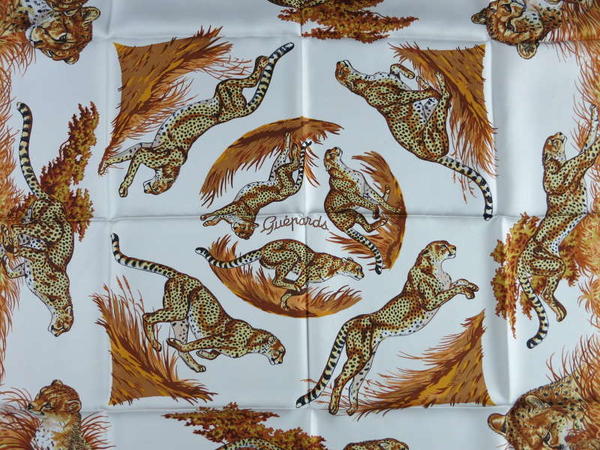 hermès 新年推出动物主题餐具系列,疑似中国风,但其实_动物世界 Herms 这个系列的瓷器将于今年 3月面世,产品包括 65欧元的油醋碟到2300欧元的大花瓶等,颜色丰富,图案精巧,分别印有 Robert Dallet 绘制的狮子、老虎、大象、猴子、鹦鹉及其它栖居在森林中的生物。