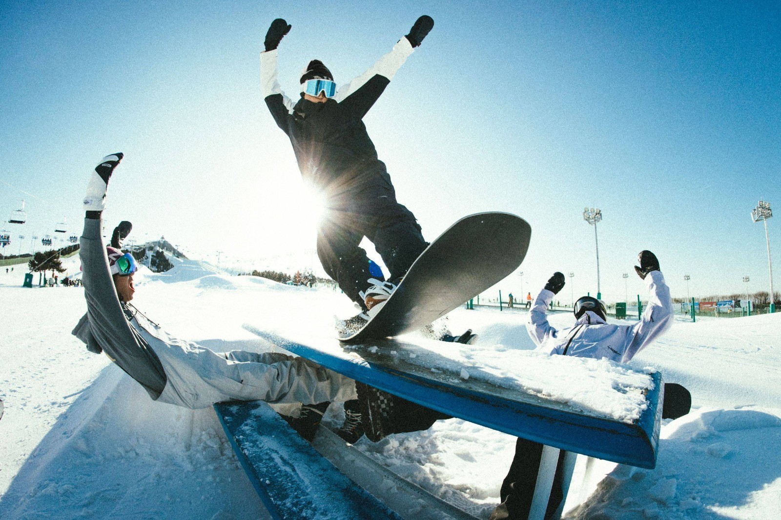 近日,李宁品牌首次涉足滑雪运动场景,呈现li-ning snowboarding单板