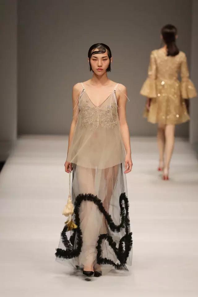 台湾女神徐洁儿为杭州设计师演绎"春梦"