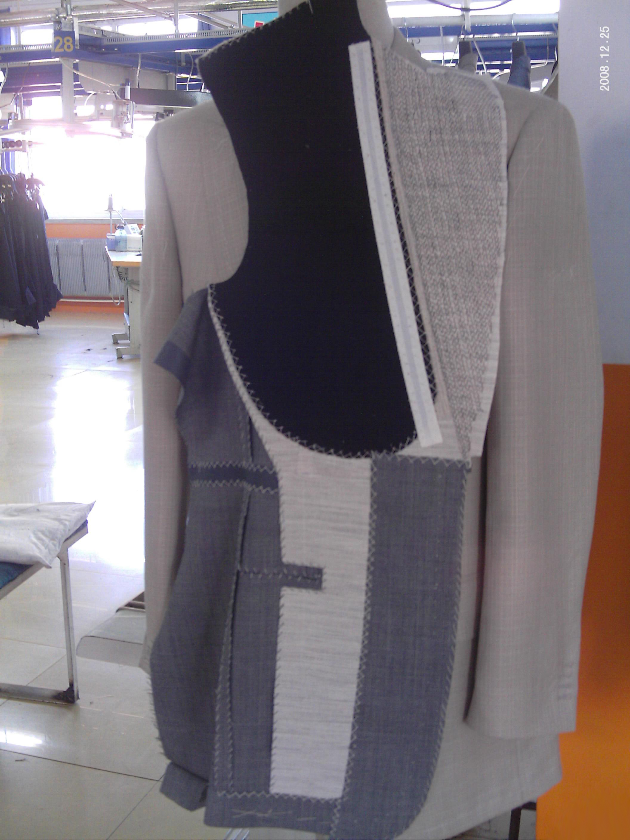 第一次中国选手毕锦培在意大利金剪刀裁缝师大奖赛中获得的金剪刀