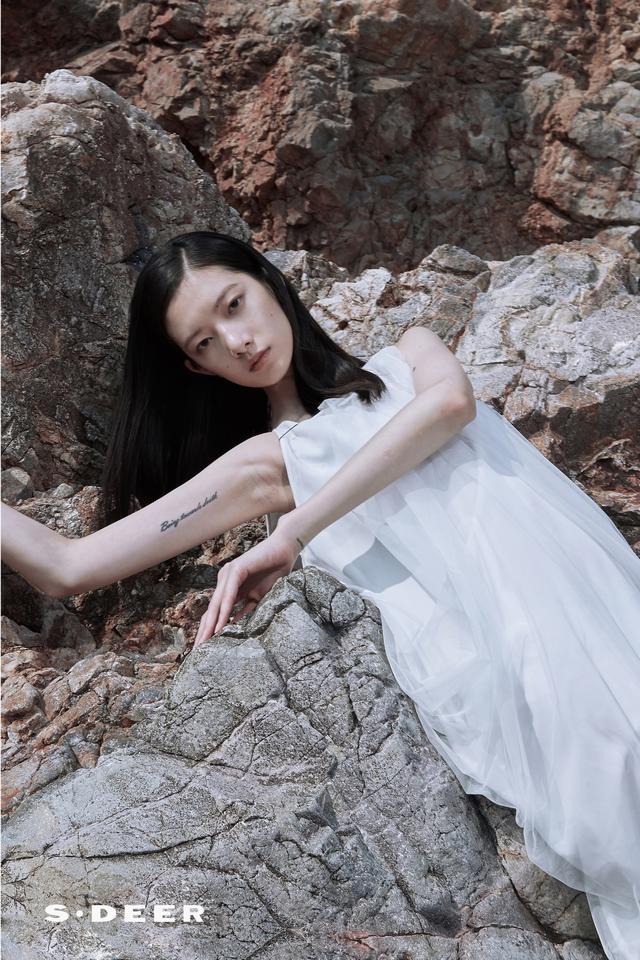 sdeer圣迪奥携超模cici项偞婧演绎走向自我的穿衣旅程