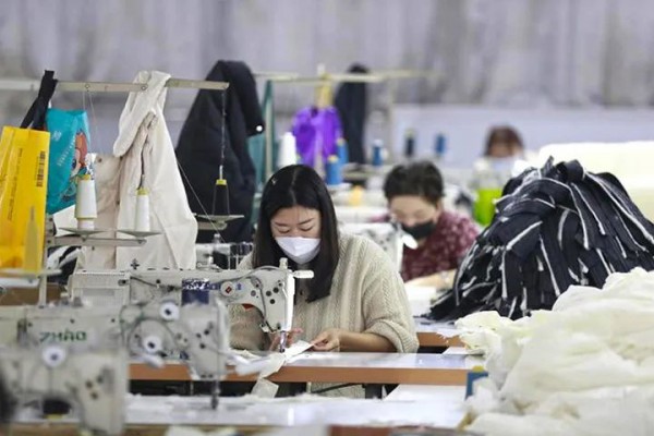 共青城服装小镇全力迎接羽绒服销售旺季