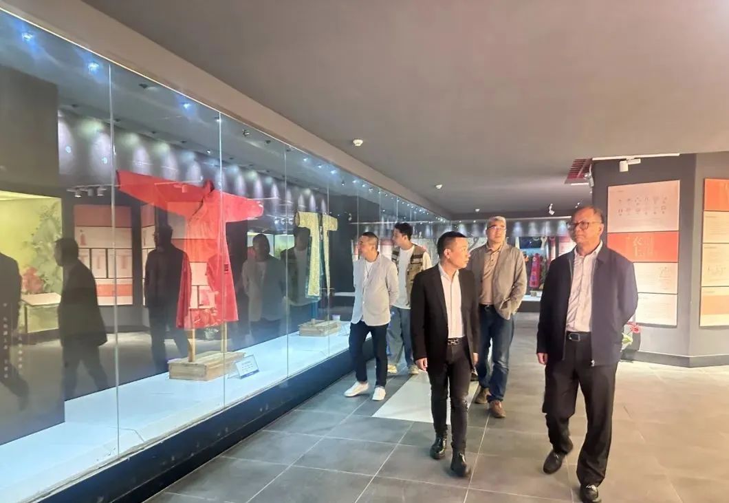 中国服装协会专职副会长杨晓东一行到江西服装学院选聘人才