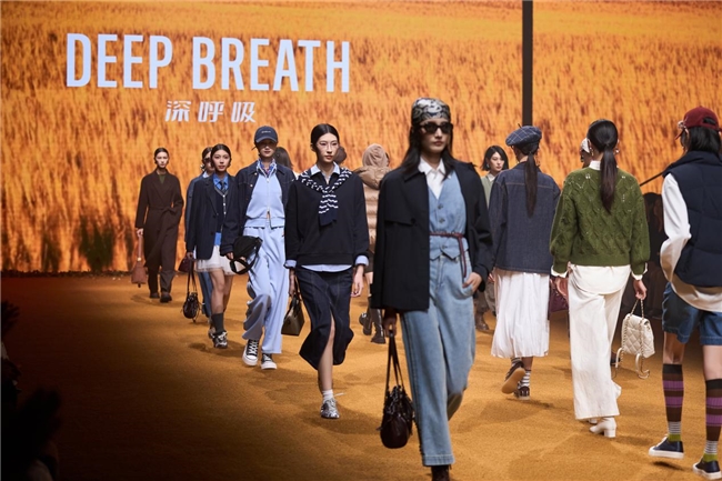 深呼吸秋冬大秀：“质价比之王”深呼吸以自然律动重塑秋冬时尚