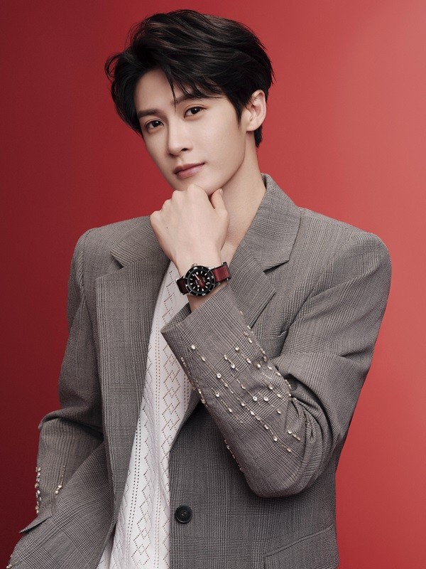 03 檀健次演绎库克船长自动机械腕表.jpg