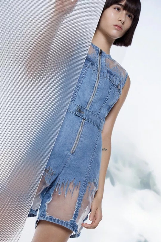 diesel在牛仔系列上玩起了透明想法来自它的牛仔实验室